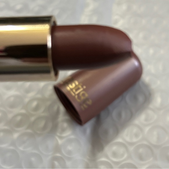 Prestige Cosmetics Lipstick damaged - Picture 4 of 10